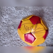 Piłka  z podpisem J. Tomaszewskiego