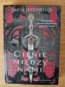 Cienie między nami Tricia Levenseller