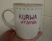 Kubek z napisem k…a dramat