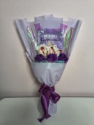 Mały bukiet prezentowy z cappuccino, Raffaello i różami mydlanymi fioletowy