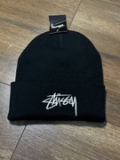 Stussy Beanie – Czarna Czapka z Białym Logo, Streetwear Classic