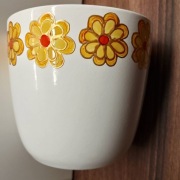 Ceramiczna doniczka z ręcznie malowanymi kwiatami / nagietkami Hand Made