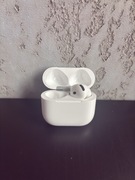 Apple Airpods 4 / Etui i prawa słuchawka