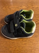 Sportowe adidasy dziecięce. Rozmiar 22