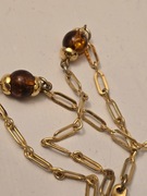 Łańcuszek złoty z koralikami. 