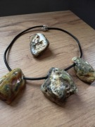 Komplet biżuterii z dużymi unikatowymi bursztynami