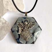 Orgonit osobisty z angelitem oraz symbolem Aniołka. Amulet ochronny.