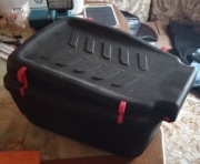 Kufer na rower czarny z elementem czerwonego 