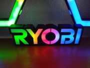 Podświetlane logo RYOBI LED RGB – dekoracja warsztatu / garażu / biura