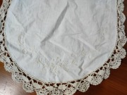 Ręcznie haftowany bieżnik z koronką 84x35