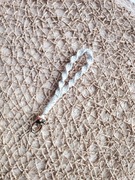 Breloczek do kluczy ręcznie robiony metodą makramy kremowy złoty brelok 