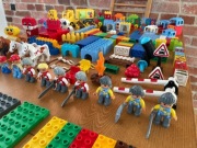 LEGO, DUPLO, KLOCKI, LUDZIKI, POCIĄG, KONIE, RYCERZE. 