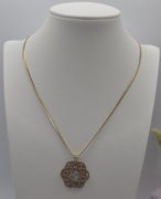 Celebrytka z ruchomą zawieszką.