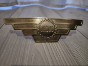 Emblemat Ursus, zamiennik podobny do oryginału.