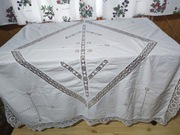 Obrus z haftem i koronką 160x135