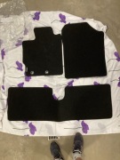 Oryginalne dywaniki welurowe do Toyoty Yaris