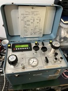 Wojskowy kalibrator ciśnieniowy 20 bar elektroniczny z adapterami