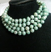 Seledynowe naturalne perły, długi sznur pereł, naszyjnik z perłami