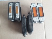 PRL - Trzy pary pedałów od rowerów + skórzane siodło męskie  !