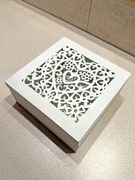 Drewniane pudełko z ażurowym wiekiem