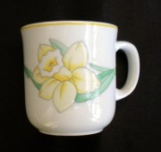 Jedna mała angielska FILIŻANKA z pięknym ŻONKILEM - bez spodka