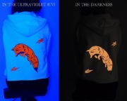 Krótka bluza z kapturem i kieszeniami z haftowanym lisem i dużym świecącym 