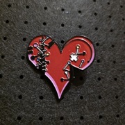 Pin metalowy przypinka z sercem dla każdego nieszczęśliwie zakochanego