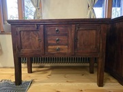 Stara komoda w stylu kolonialnym