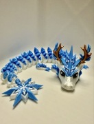 Smok zimowy 3D duży biało-niebieski - 40 cm