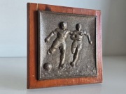 Stara niemiecka plakieta żeliwna – piłkarze, relief sportowy, vintage