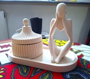 Zestaw z ceramiki, postać sklejona