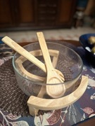 Misa szkło drewno na sałatkę z łyżką i widelcem