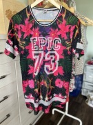 Sportowa sukienka mini w kwiaty różowa