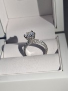 Srebny pierścionek z cyrkonią 