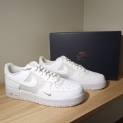 Nike Air Force 1 '07 LV8 r. 45,5 (29,5 cm) IO1283 100 White/Desert Khaki