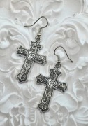 Krzyże krzyżyki srebrne kolczyki gotyckie gothic goth serduszka metal modne