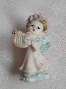 Figurka - aniołek grający na lirze - wysokość 7,8 cm