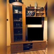 meblościanka z zawieszaną półką i szklana ława