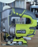 RYOBI WYRZYNARKA ELEKTRYCZNA RJS1050-K 680W LED+ WALIZKA+5 brzeszczotów