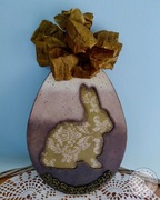 Wielkanocna dekoracja vintage – jajko z różami i zającem