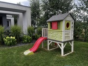 Domek SMOBY na palach ze zjeżdżalnią