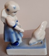 Porcelanowa figurka Zsolnay: Dziewczynka z kurą, malowana ręcznie Lata 60!