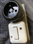 Stare gniazdko i włącznik