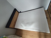 Łóżko z materacem 