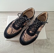 Skórzane sneakersy Lasocki rozmiar 40 z motywem węża