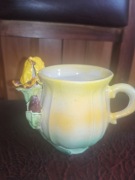 Ceramiczny kubek z rzeźbionymi żółtymi irysami, wykonany ręcznie, 250ml.