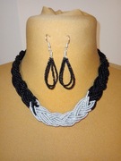 Naszyjnik z czarnych i srebrnych koralików pleciony