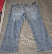 Męskie Spodnie jeansowe koloru niebieskiego z efektem used. Rozmiar 66.