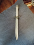 Sztylet z posrebrzaną rękojeścią 