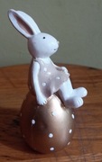 Figurka Króliczka na jajku 